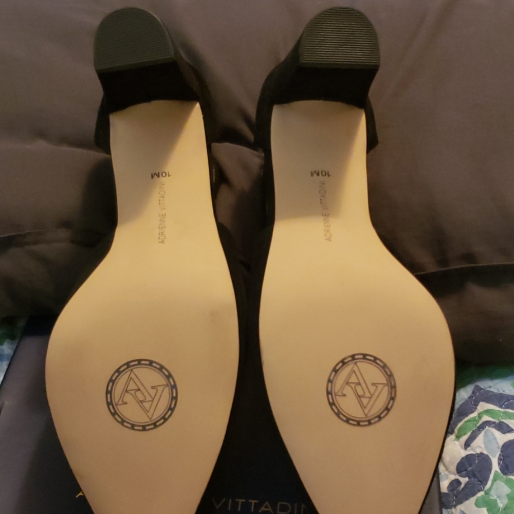 Adrienne Vittadini Suede Shootie. - Picture 5 of 7
